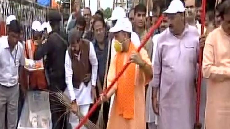 शतक आजतक: गोरखपुर में स्वच्छ यूपी अभियान शरू