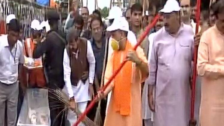 50 खबरें: सीएम योगी ने लगाई झाड़ू