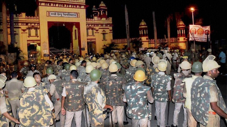 कैंपस में भारी पुलिस बल तैनात