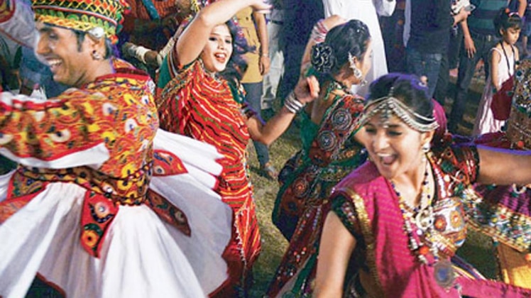 गुजरात में गरबा की धूम