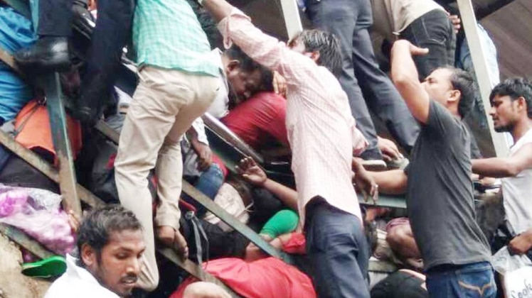 मुंबई के एलफिन्सटन स्टेशन पर मची भगदड़ से 22 लोगों की मौत
