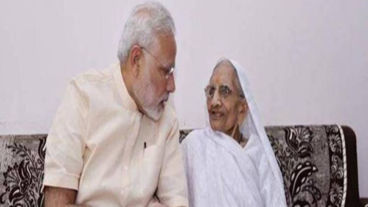जन्मदिन पर पीएम मोदी ने लिया मां से आशीर्वाद