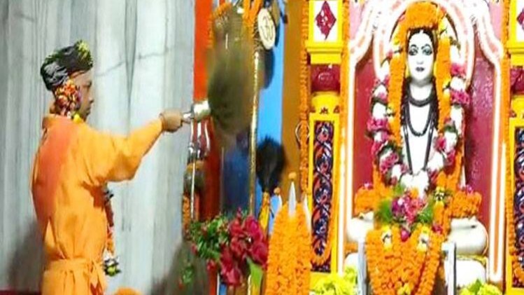 आरती उतारते सीएम योगी