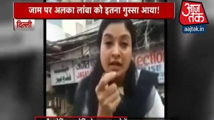 जब बीच बाजार में धरने पर बैठीं AAP विधायक अलका लांबा