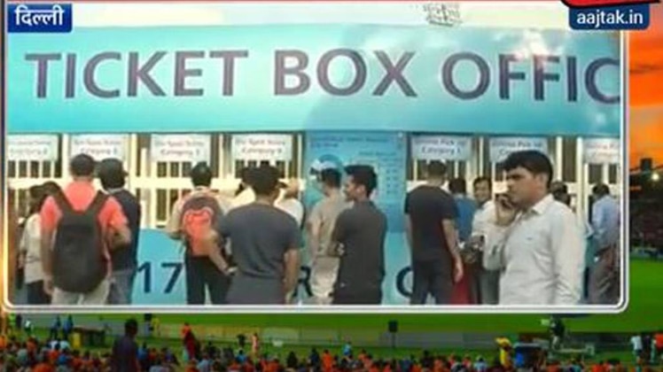 टिकट के लिए भीड़