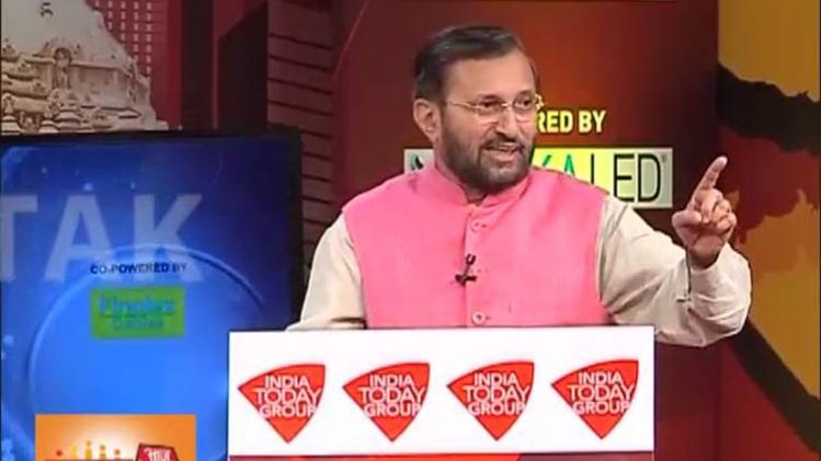 पंचायत आजतक में बोले जावड़ेकर- गुजरात में अद्भुत तरक्की हुई