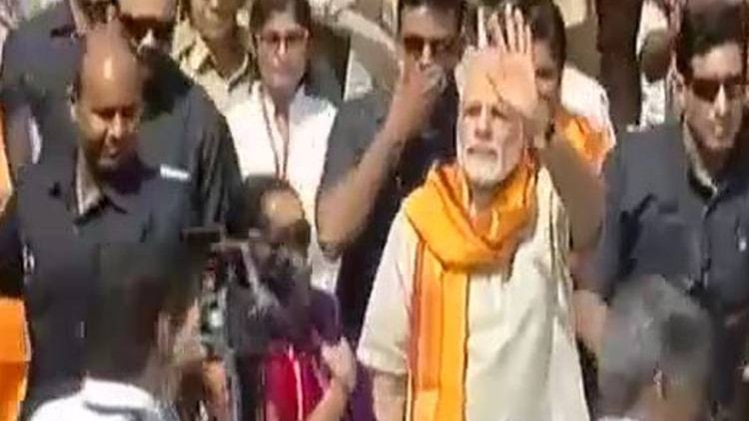 जब कार रोक कर पुराने दोस्त से मिले पीएम मोदी