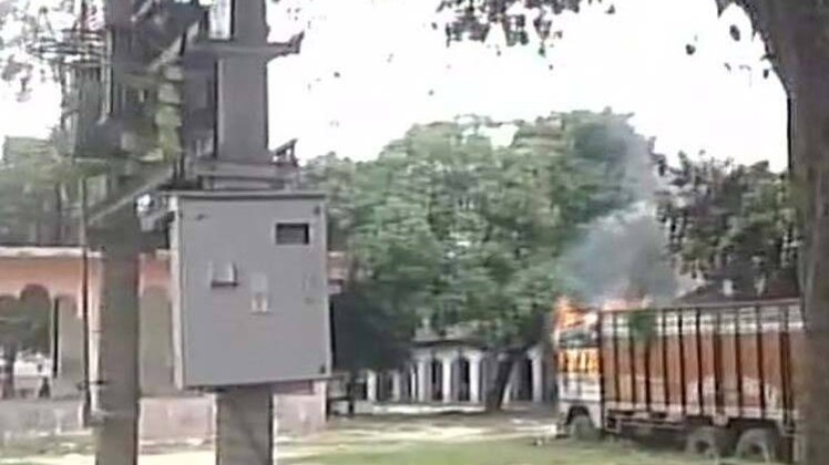 समस्तीपुर में आगजनी (फोटो क्रेडिट-एएनआई)