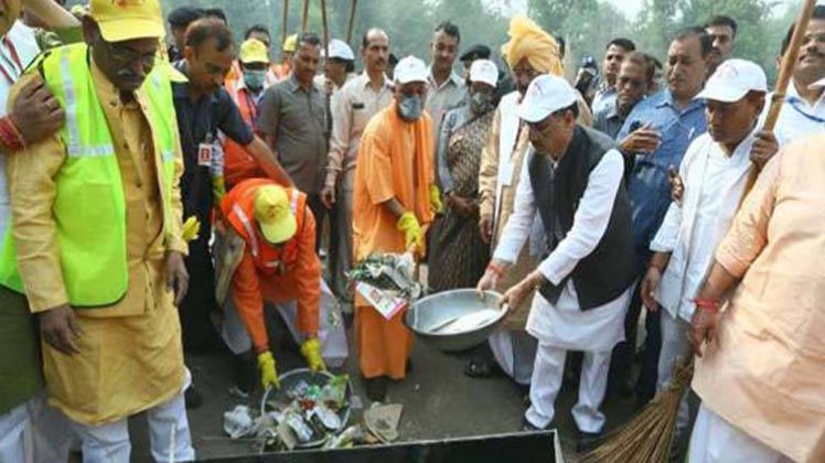 ताजमहल विवाद पर योगी की 'झाड़ू'