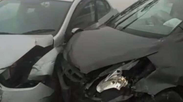 एक्सप्रेस-वे पर टकराइं दस गाड़ियां