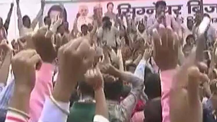 सिग्नेचर ब्रिज के निर्माण में देरी, खजूरी चौक पर BJP का प्रदर्शन