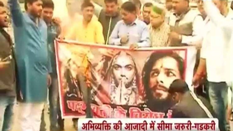 पद्मावती का पोस्टर जलाते प्रदर्शनकारी