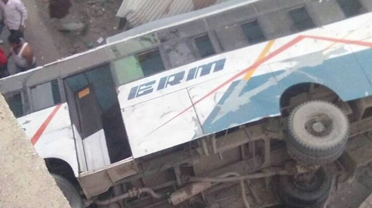 यूपी में फ्लईओवर से बस गिरी