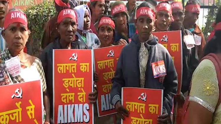 आखिर क्यों देश भर से हजारों की संख्या में किसान संसद मार्ग पहुंचे?