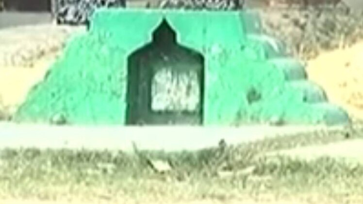 यूपी में कब्र बिकती है