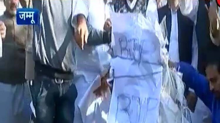 पत्थरबाजों को मुफ्ती सरकार की माफी पर छिड़ी महाभारत!