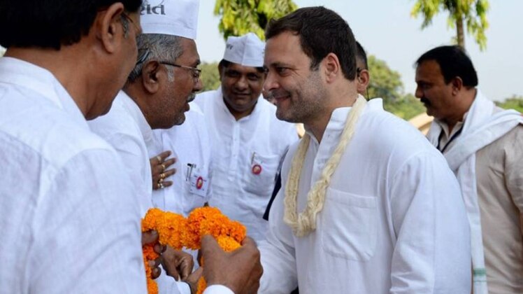 कांग्रेस कार्यकर्ताओं से मिलते राहुल गांधी