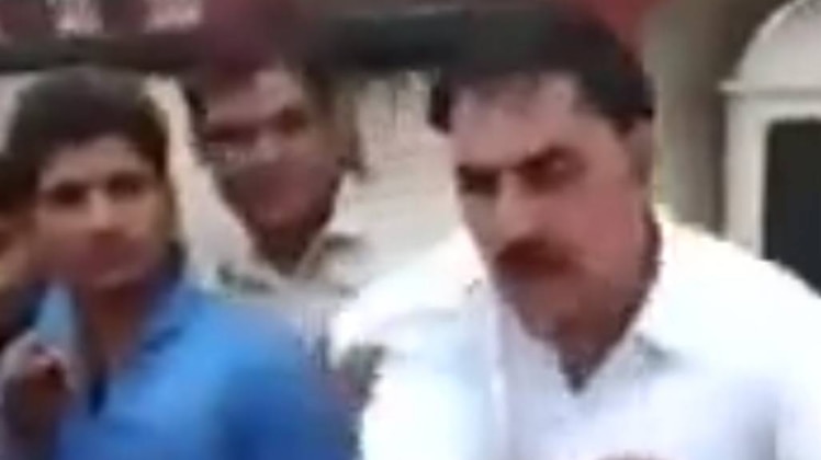 महिला ने की सरपंच की सरेआम जबरदस्त पिटाई