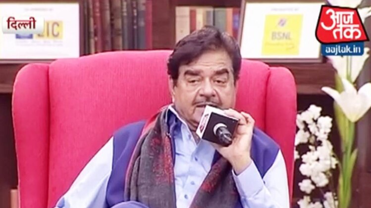 शत्रुघ्न सिन्हा ने सुनाई कविता