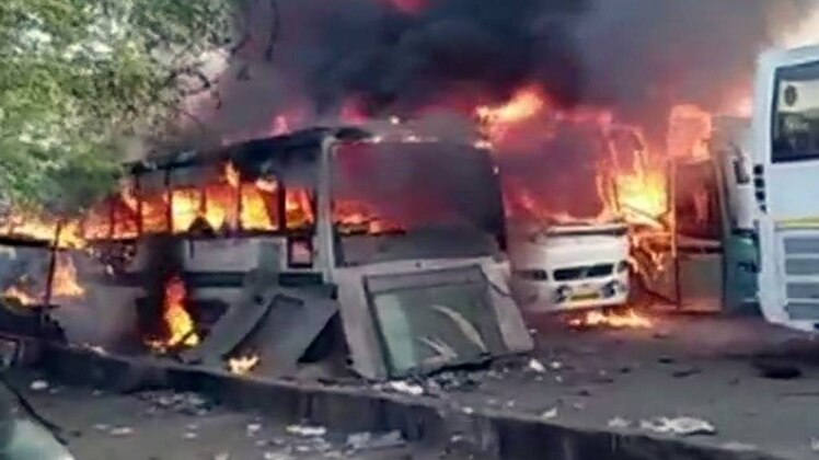 चार टूरिस्ट बसों में लगी आग