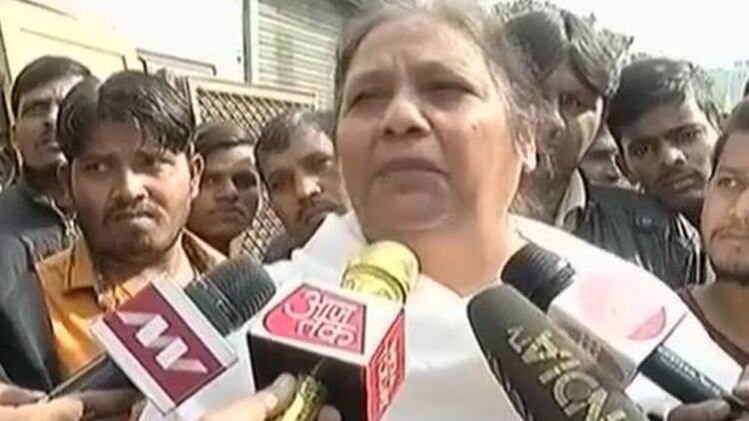 अय्याश बाबा की कैद में अनगिनत लड़कियां!