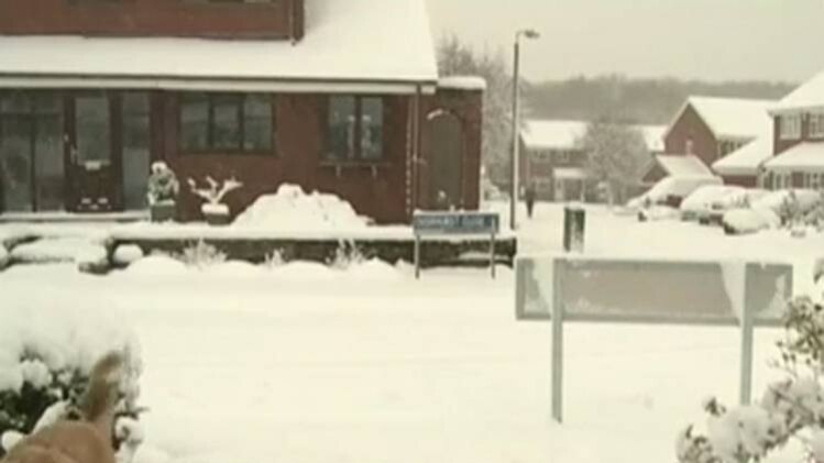 ब्रिटेन में जमी बर्फ की मोटी चादर