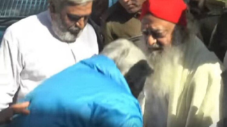 पूर्व राज्यपाल ने छुए आसाराम बापू के पैर