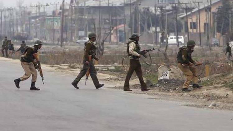 सुरक्षाबलों की कार्रवाई (फोटो क्रेडिट- रॉयटर्स)