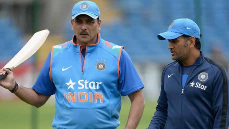 रवि शास्त्री के साथ धोनी