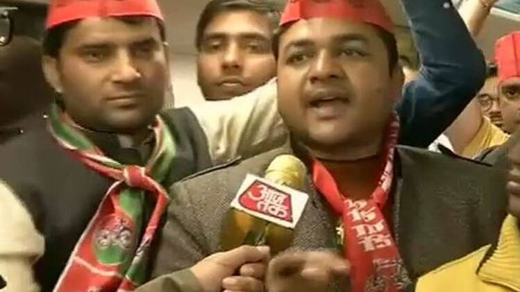 मेजेंटा मेट्रो में समाजवादी कार्यकर्ताओं का हंगामा