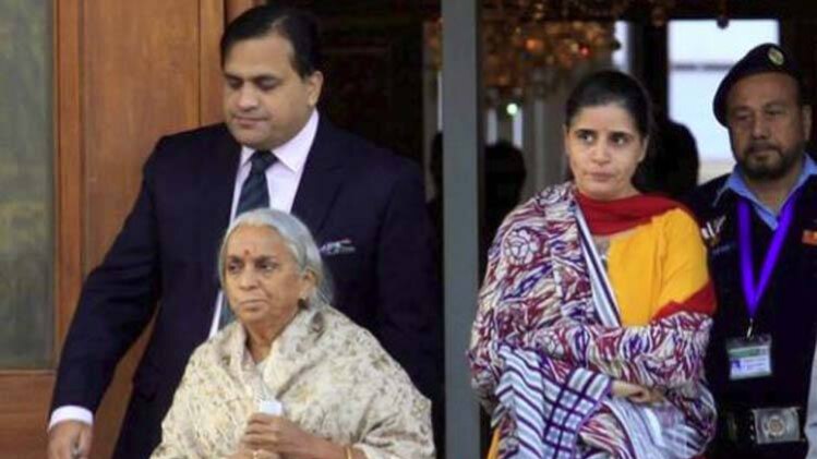 जाधव की मां और पत्नी