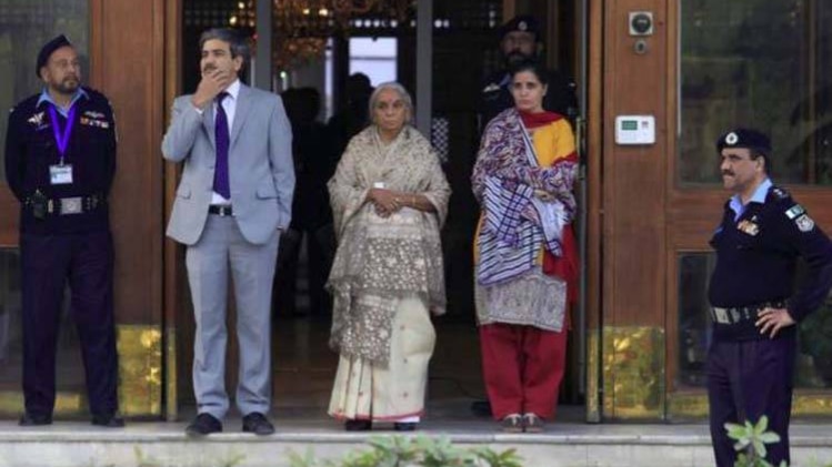 जाधव की मां और पत्नी