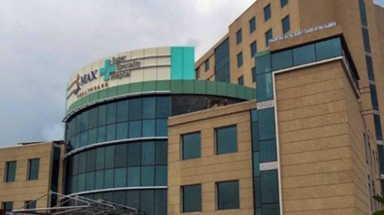 जीवित बच्चे को मृत बताने पर बवाल