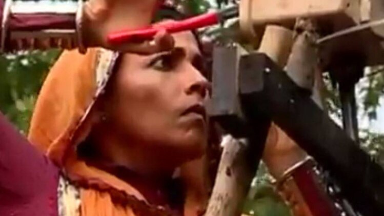 अम्मा जी चढ़ी बिजली के खम्भे पर, काटा बलवंत का तार