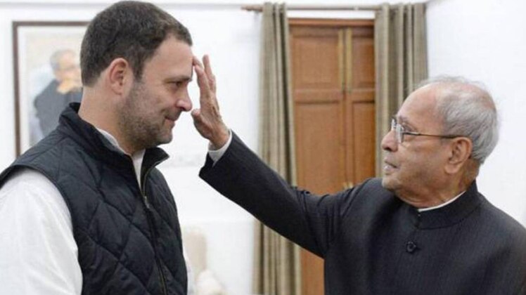 पूर्व राष्ट्रपति प्रणब मुखर्जी ने राहुल को तिलक लगाया