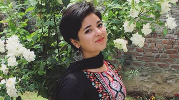 जायरा वसीम के साथ छेड़छाड़