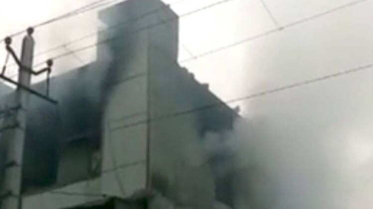 दिल्ली: प्लास्टिक के गोदाम में लगी आग, 9 लोगों की मौत