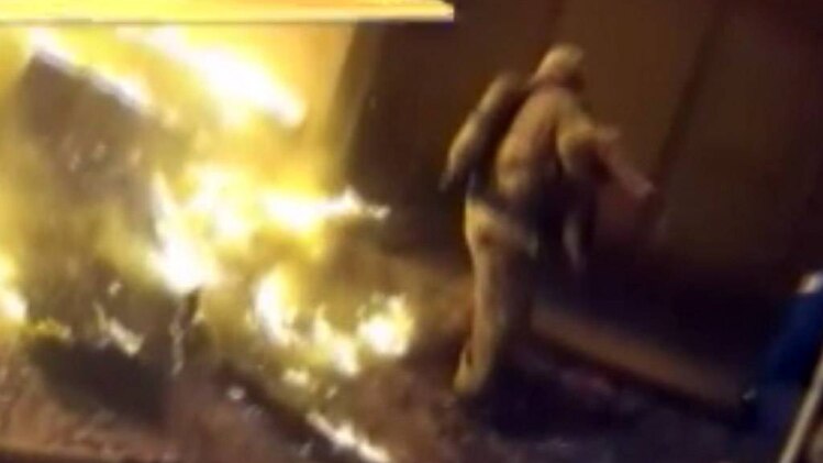 बच्चे को दमकल कर्मी ने आग से बचाया