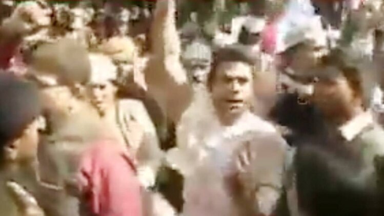 पुलिस ने आप कार्यकर्ताओं पर लाठीचार्ज किया