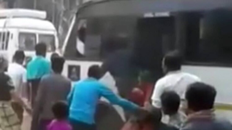 बेकाबू बस ने लोगों को कुचला