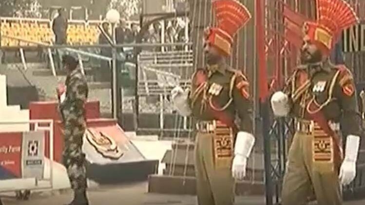 भारत-पाकिस्तान सीमा पर असली 'दंगल', देखें LIVE!