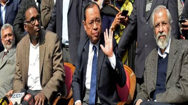 'सुप्रीम' विवाद पर सियासत तेज