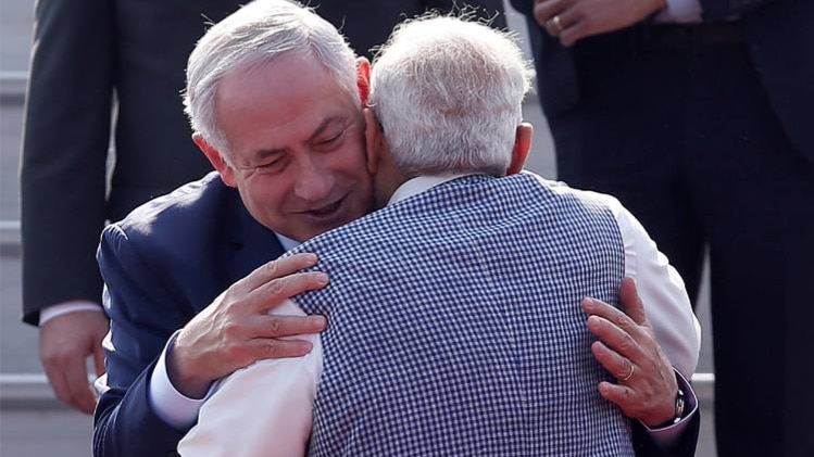 गले मिलने को लेकर कांग्रेस ने उड़ाया PM मोदी का मजाक