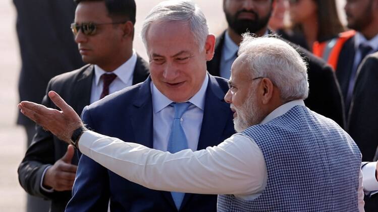 14 साल बाद भारत आए इजरायली PM, प्रोटोकॉल तोड़कर PM मोदी ने की अगवानी