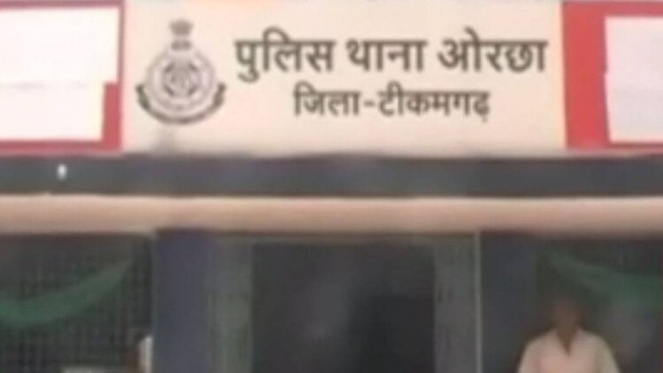 मध्‍यप्रदेश: थाने में मसाज कराते सब इंस्‍पेक्‍टर का वीडियो वायरल