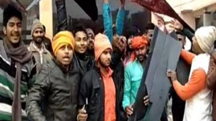 पद्मावत पर मुजफ्फरपुर के सिनेमाघर में हंगाम, पोस्टर फाड़े