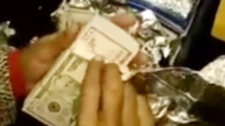 हवाला के जरिए 7 बार पैसे बाहर भेजे