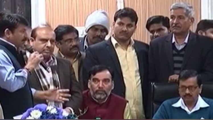 दिल्ली में सीलिंग पर सियासत