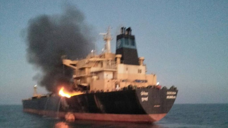 गुजरात के कांडला में तेल के एक टैंकर में आग लगी