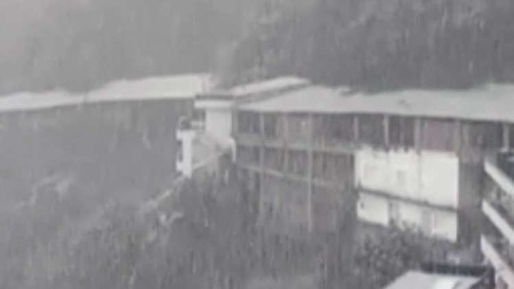 वैष्णो देवी में बर्फबारी